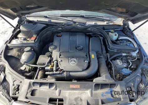 2013 Mercedes-Benz C 250 z USA, uszkodzony, nr VIN WDDGF4HB9DR293981